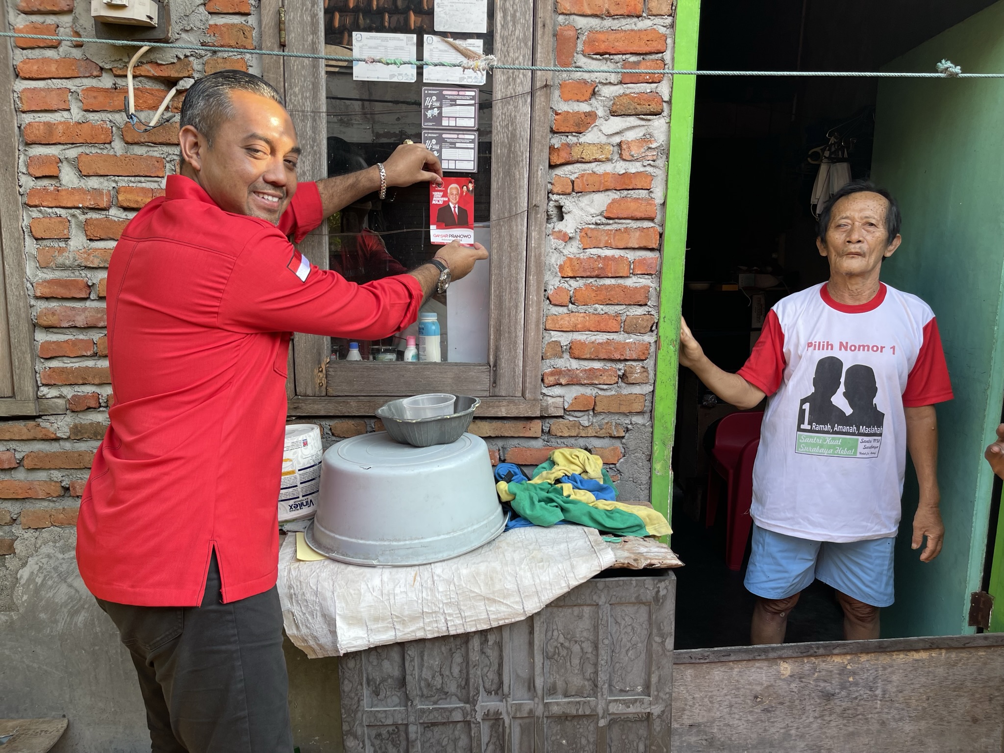 Hadrean Renanda Caleg DPRD Kota Surabaya dari Dapil V melakukan kampanye Door to Door