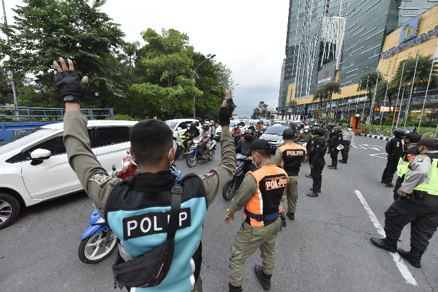 Filterisasi kendaraan yang masuk ke Kota Surabaya di Bundaran Waru - Mall Cito Surabaya, baru-baru ini.