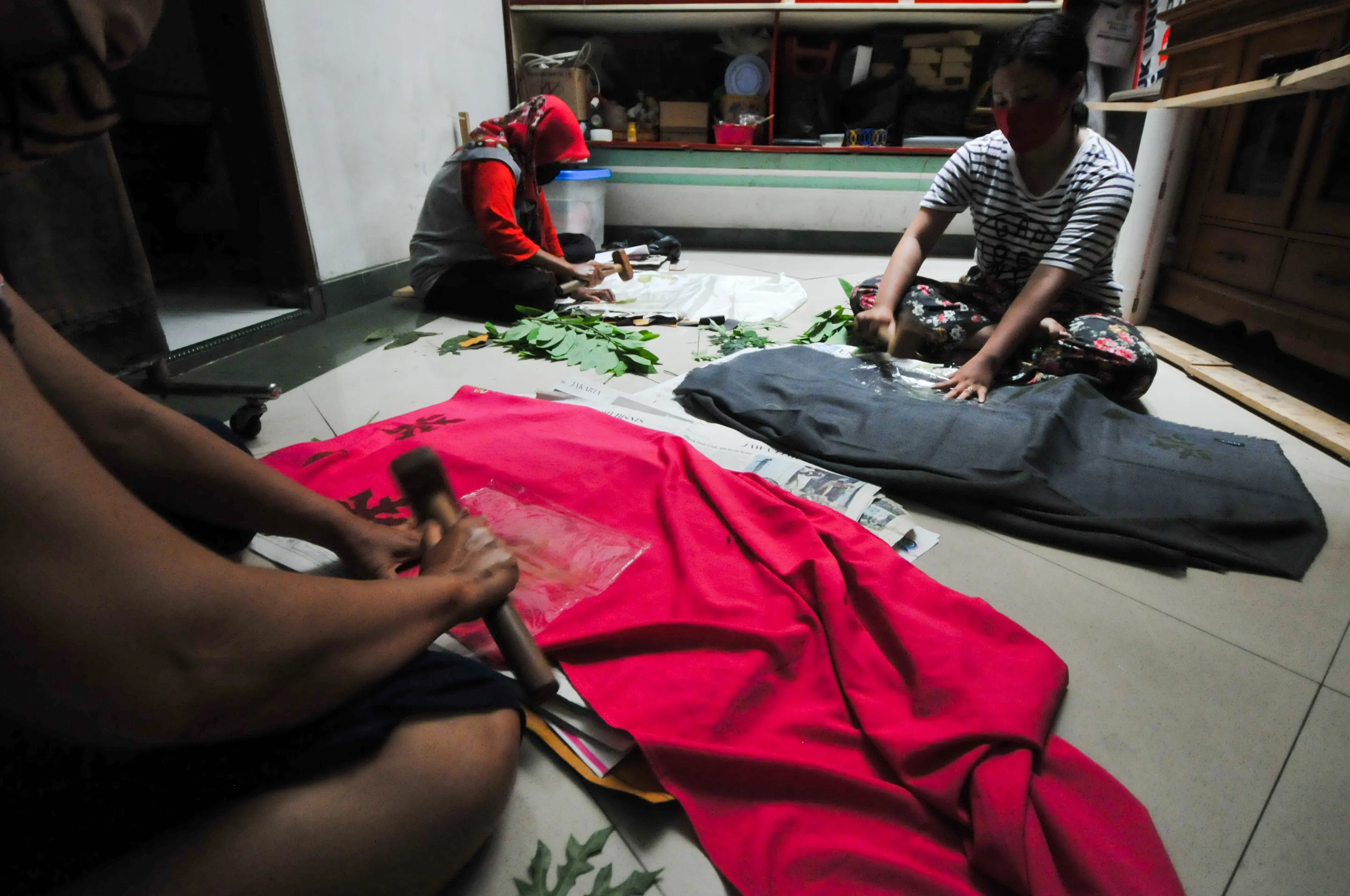 FOTO: Kerajinan Ecoprint di Industri Rumahan Ecoprint Shantika Fashion