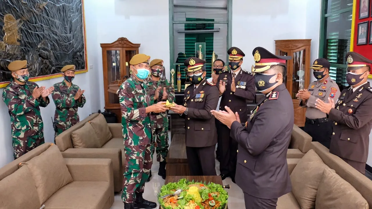 HUT TNI Ke-75, Kapolresta Sidoarjo Beri Kejutan Jajaran TNI