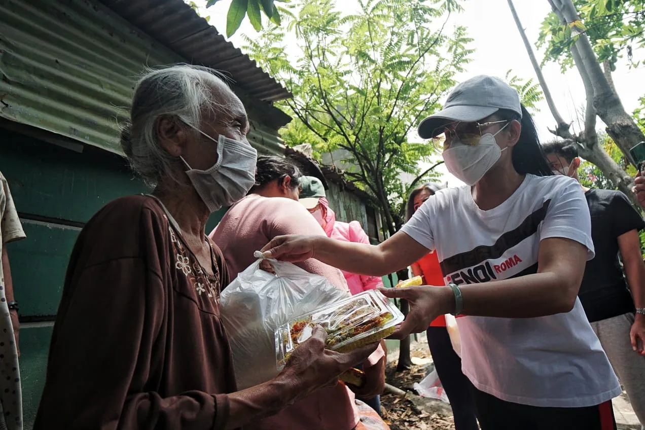 FOTO: Uci Flowdea Bagikan 100 Paket Sembako di Kampung 1001 Malam