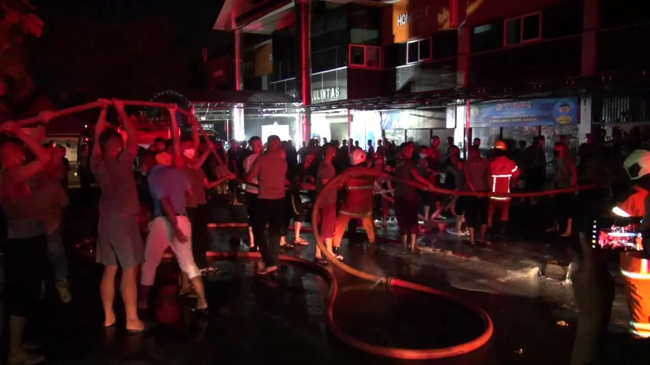 Si Jago Merah Bakar Gedung RTMC Polda Jatim