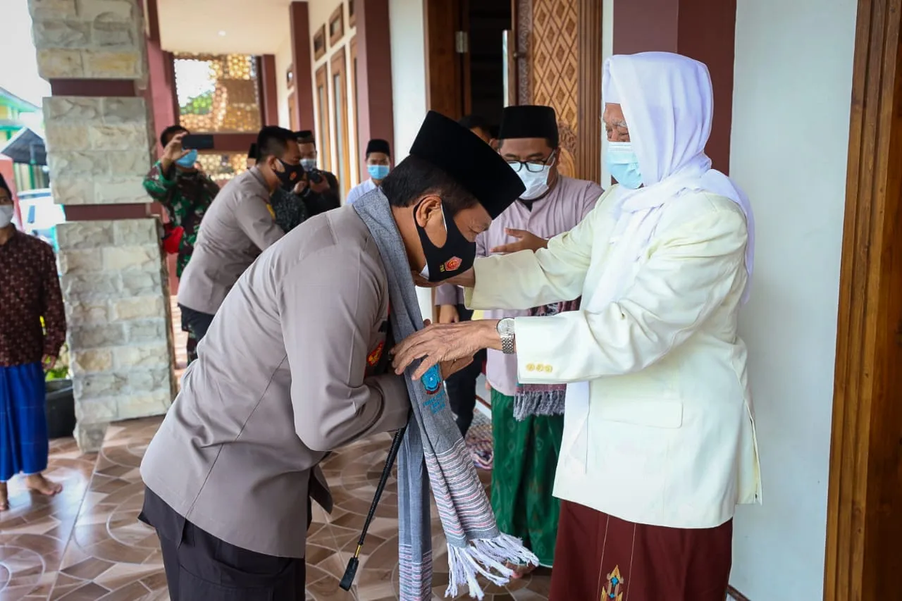 Istimewa, Kapolda Jatim Dihadiahi Surban Kiai Ponpes Lirboyo