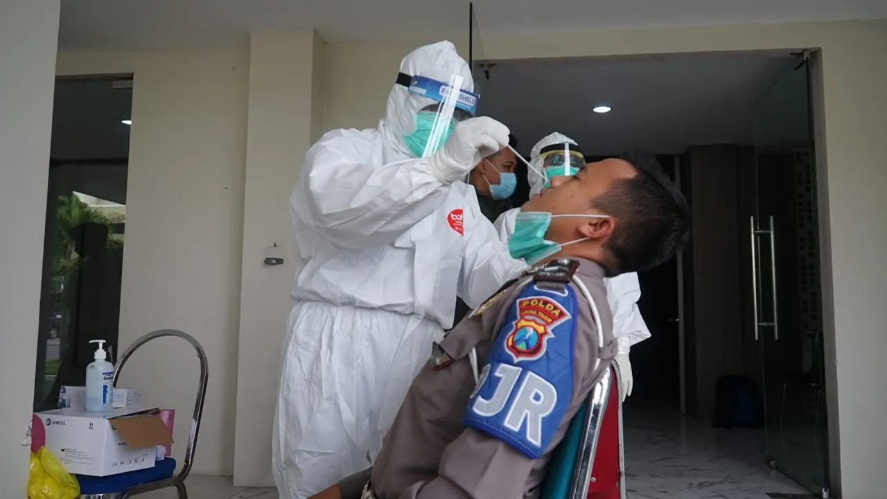 Personel Polda Jatim yang Terlibat Pengamanan Pilkada Jalani Tes Swab