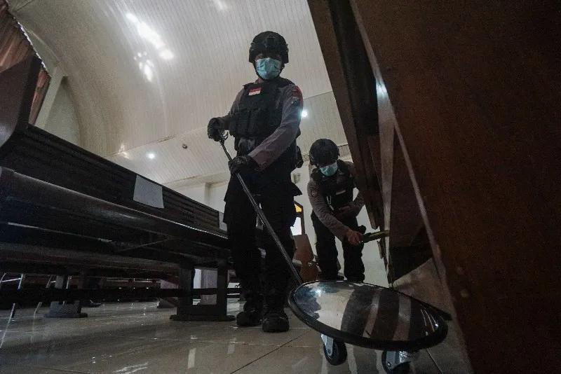 FOTO: Sterilisasi Gereja Menjelang Natal