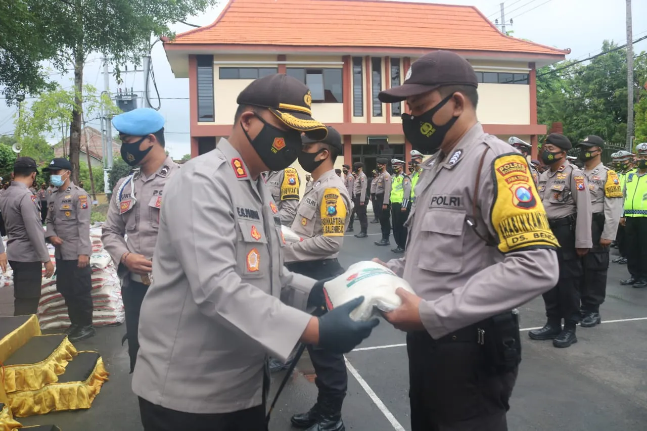 Kapolres Bojonegoro, AKBP EG Pandia, SIK, MM, MH di Mapolres Bojonegoro membagikan beras secara simbolik, Senin (7/12/2020). (foto: San ) 