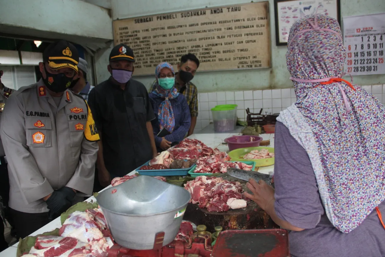 Kapolres Bojonegoro saat berbincang dengan salah seorang pedagang Pasar Kota. ( foto: san ) 