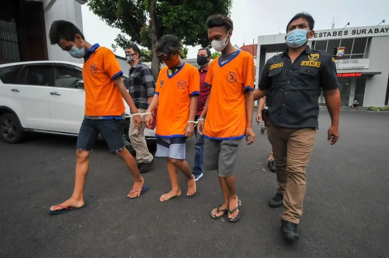 FOTO: Polrestabes Surabaya Amankan Pelaku Pengeroyokan Hingga Tewas