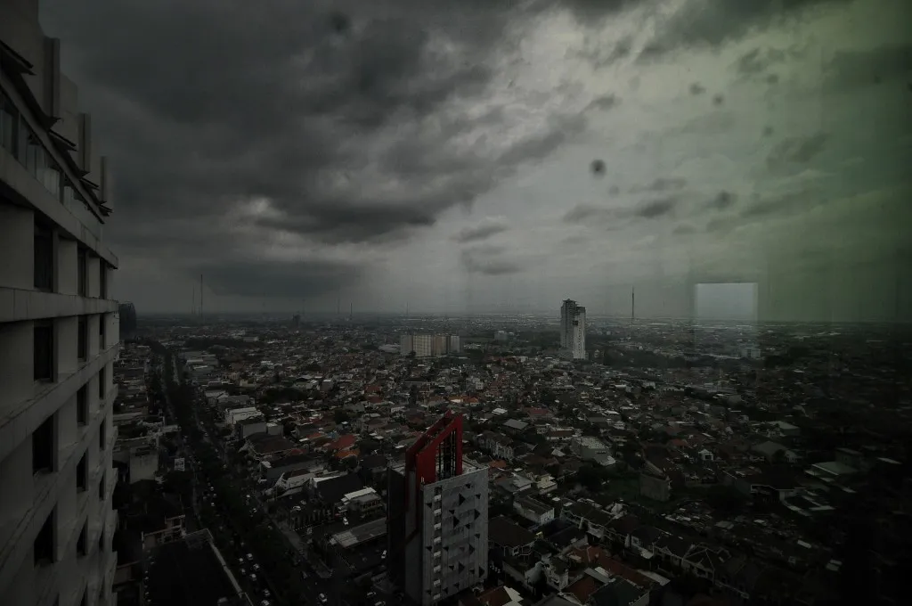 FOTO: Prediksi Cuaca di Surabaya Bakal Hujan Petir