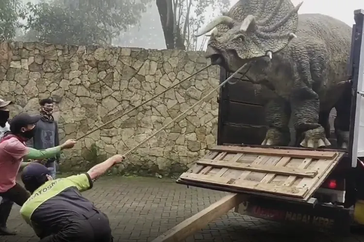 Dinosaurus Tanduk 3 Bikin Heboh di Dekat Telaga Sarangan, Ternyata....