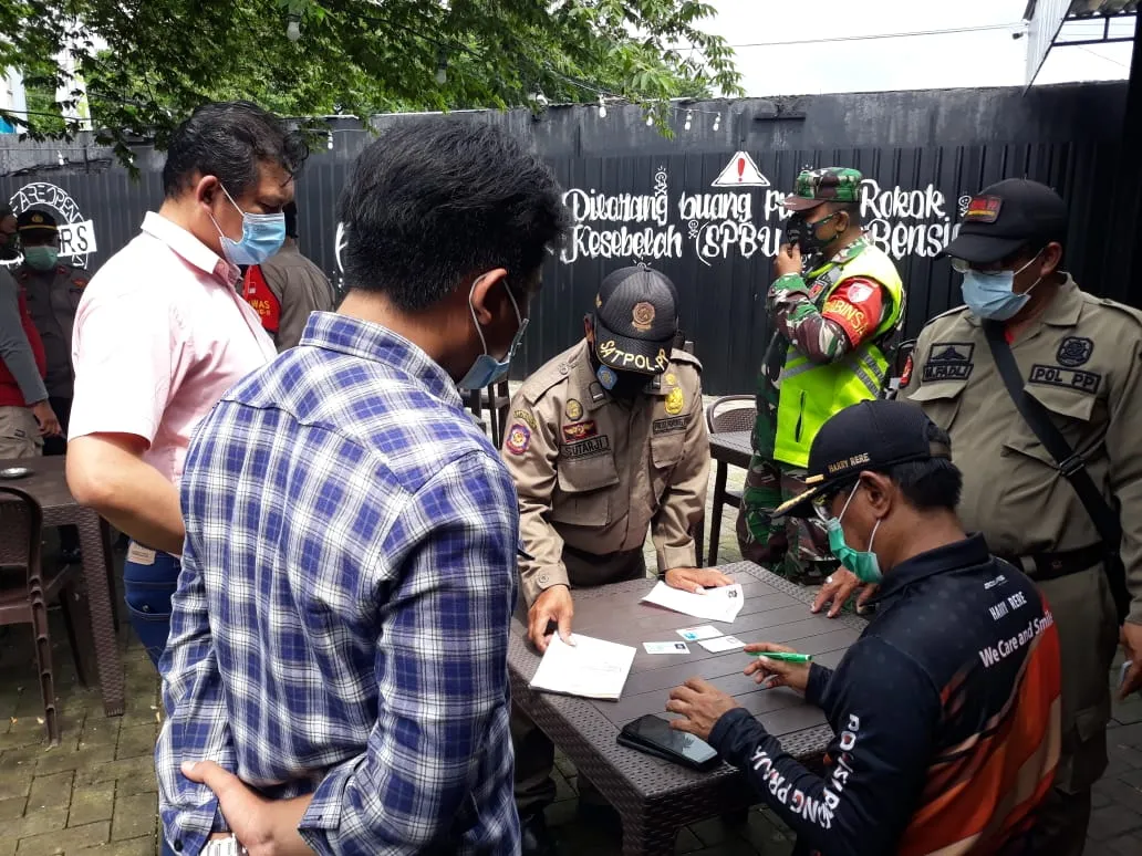 Tekan Penyebaran Covid-19, Tiga Pilar Sukolilo Razia Warkop dan Kafe