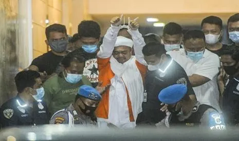 Polisi Tahan Habib Rizieq dengan Tangan Terborgol