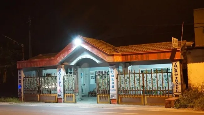 Terduga Teroris Mojokerto Ditangkap Disaksikan Istri dan Anaknya