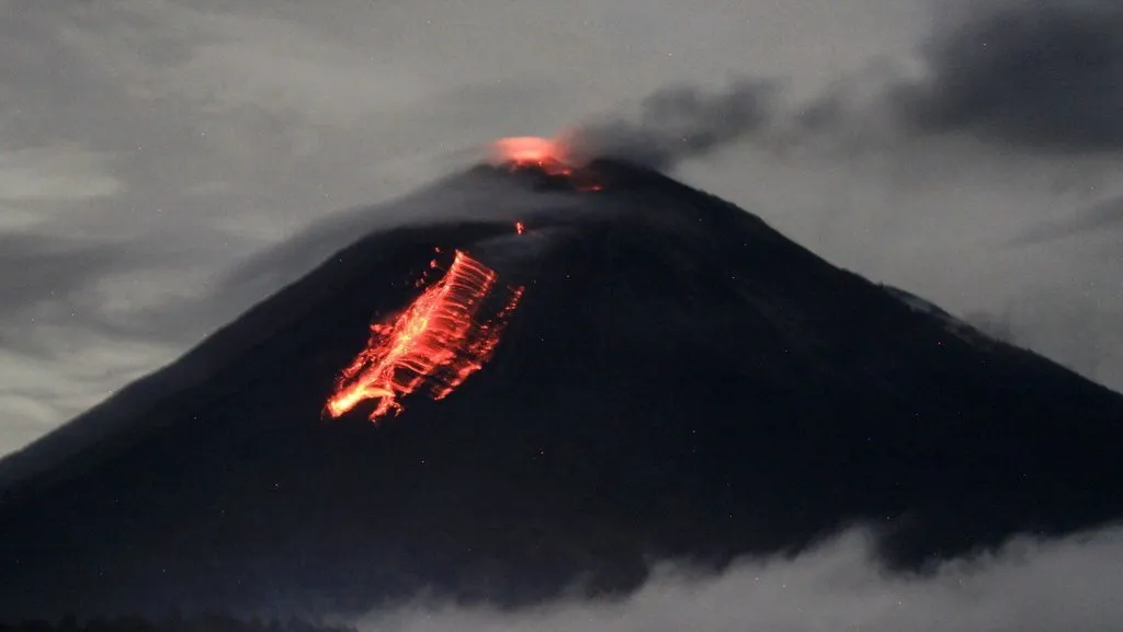 Gunung Semeru Meletus, Ratusan Warga Mengungsi