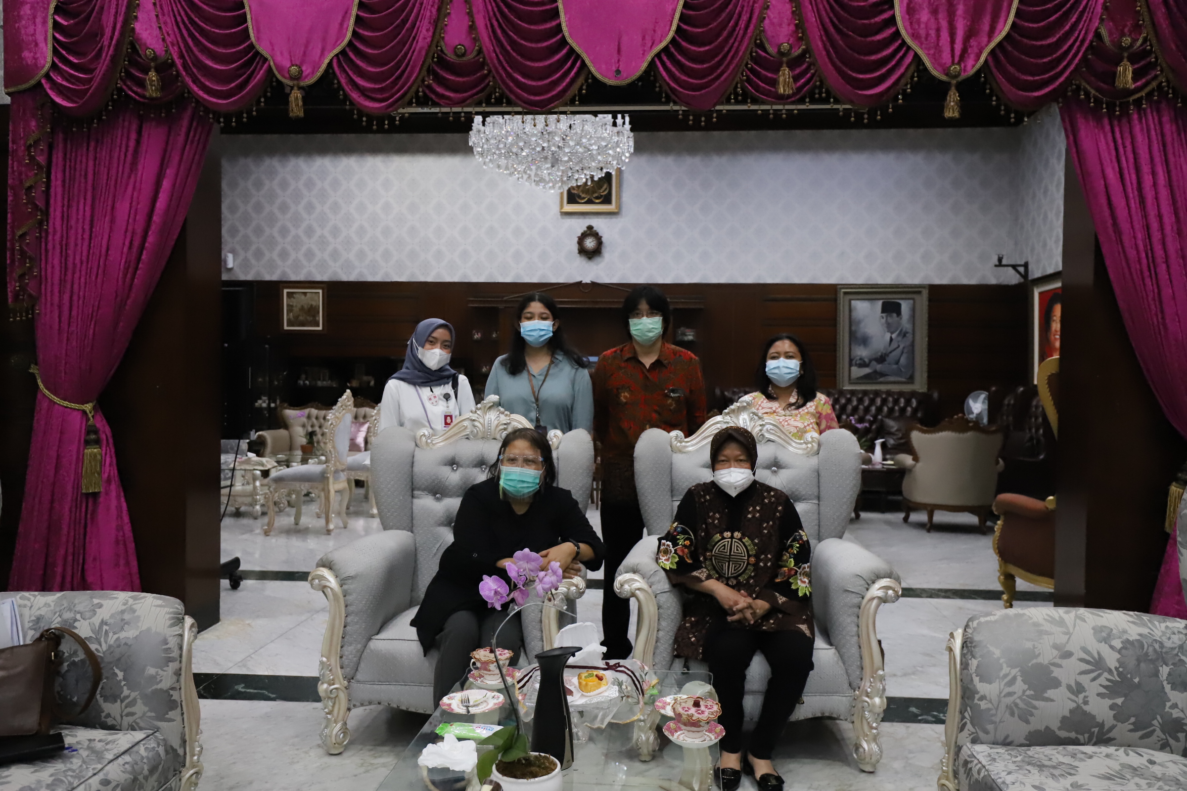 Tenaga Ahli Utama Kantor Staf Presiden (KSP) Widiarsih Agustina bersama beberapa staf KSP dan Wali Kota Surabaya Tri Rismaharini di rumah dinas Wali Kota Surabaya. (foto: idn) 