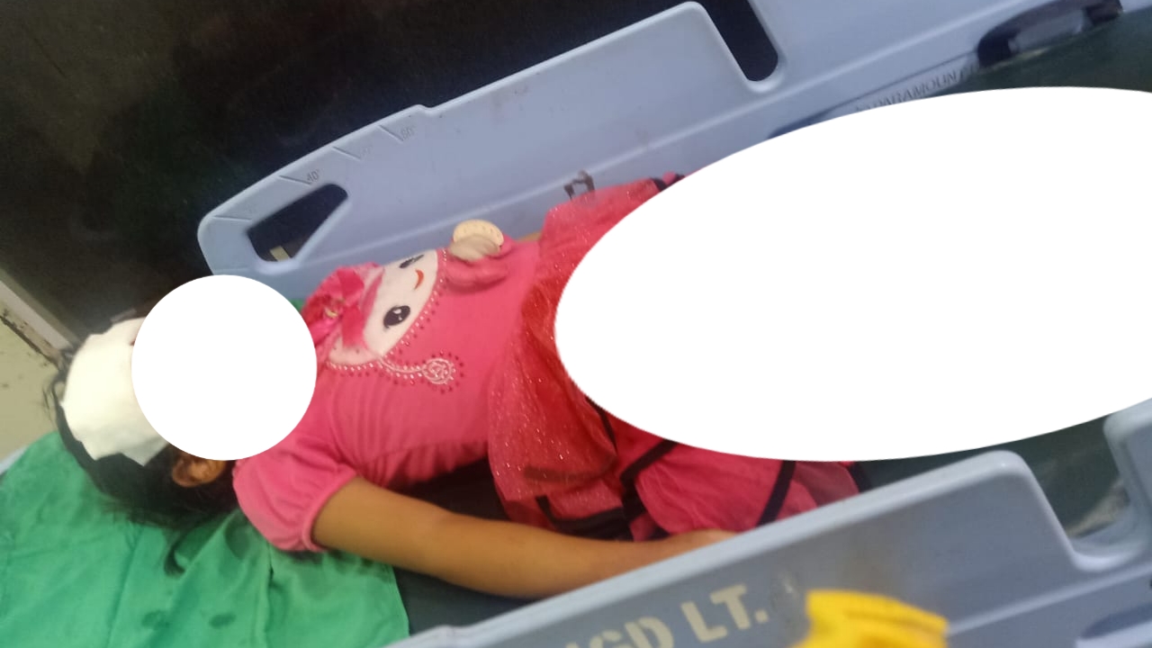 FK (6) saat terbaring di ruang UGD RSAL Surabaya. 