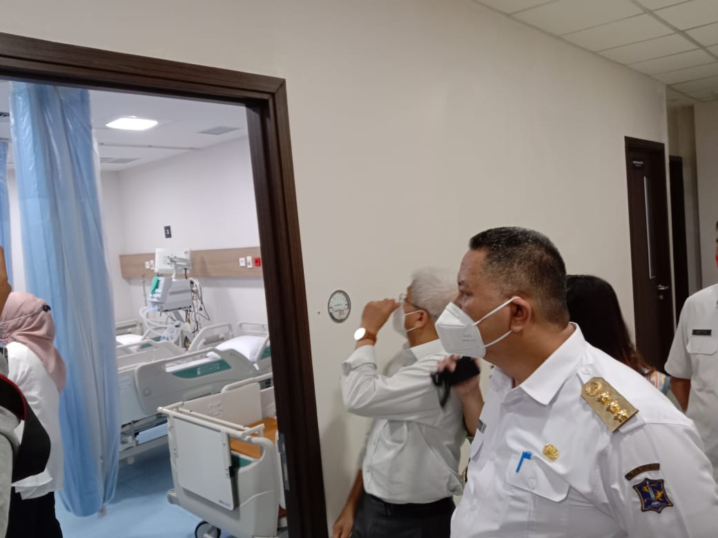 Plt Wali Kota Surabaya, Whisnu Sakti Buana di dampingi Direktur RS Siloam dr Anang Prayudi saat melakukan tinjuan di lingkungan RS, beberapa waktu lalu.
