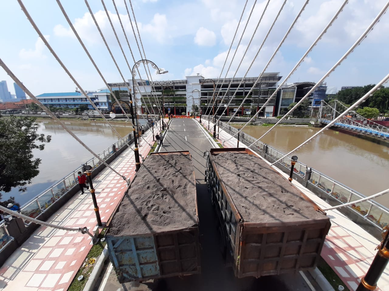 Uji kelayakan beban Jembatan Joyoboyo, Surabaya, yang dilakukan Tim ITS 
