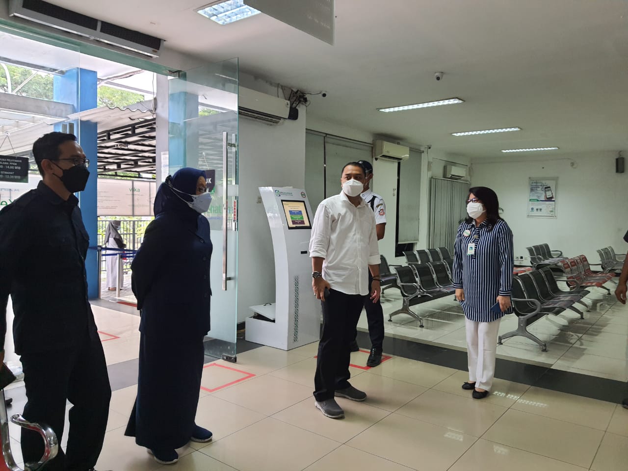 Wali Kota Surabaya, Eri Cahyadi saat melakukan rapat koordinasi