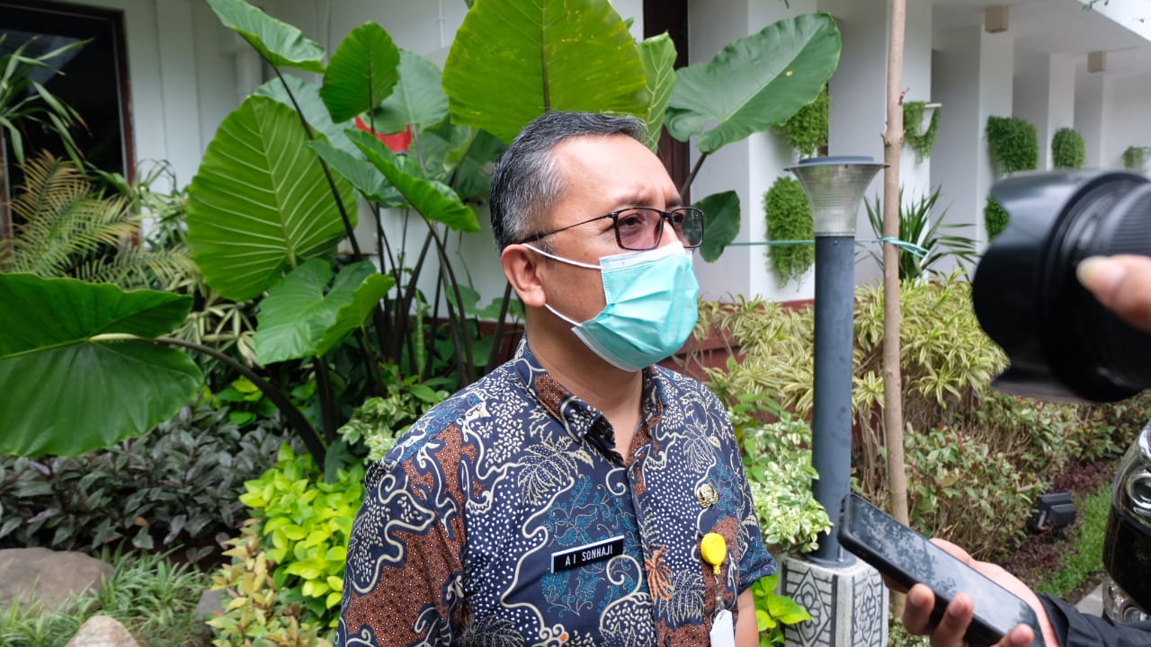 Kepala Dinas Kependudukan dan Catatan Sipil Surabaya Agus Imam Sonhaji