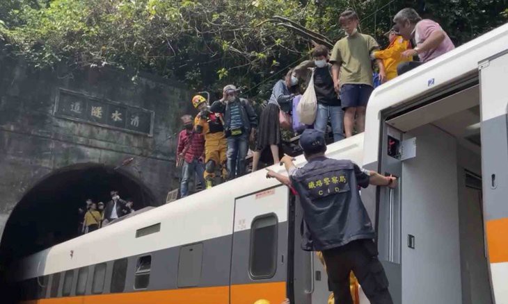 Suasana evakuasi korban kecelakaan KA di sebuah terowongan di Taiwan.