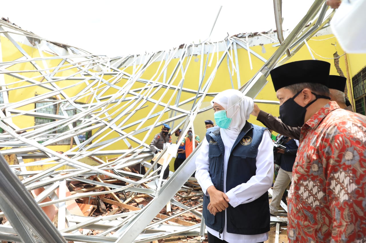 Gubernur Jawa Timur, Khofifah Indar Parawansa saat mekunjungi lokasi terdampak gempa di Kecamatan Turen - Dampit dan Ampel Gading Kabupaten Malang