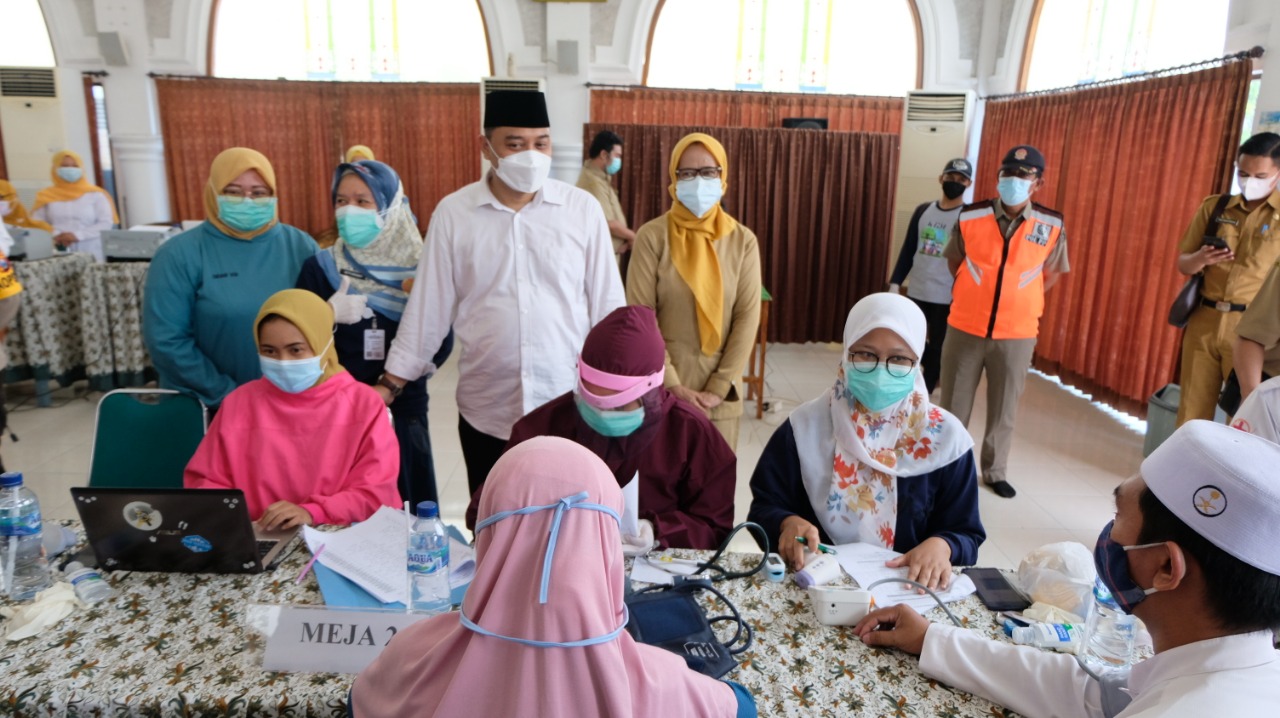 Wali Kota Surabaya Eri Cahyadi saat melakukan tinjauan vaksinasi di Pondok Pesantren Al-Fitrah