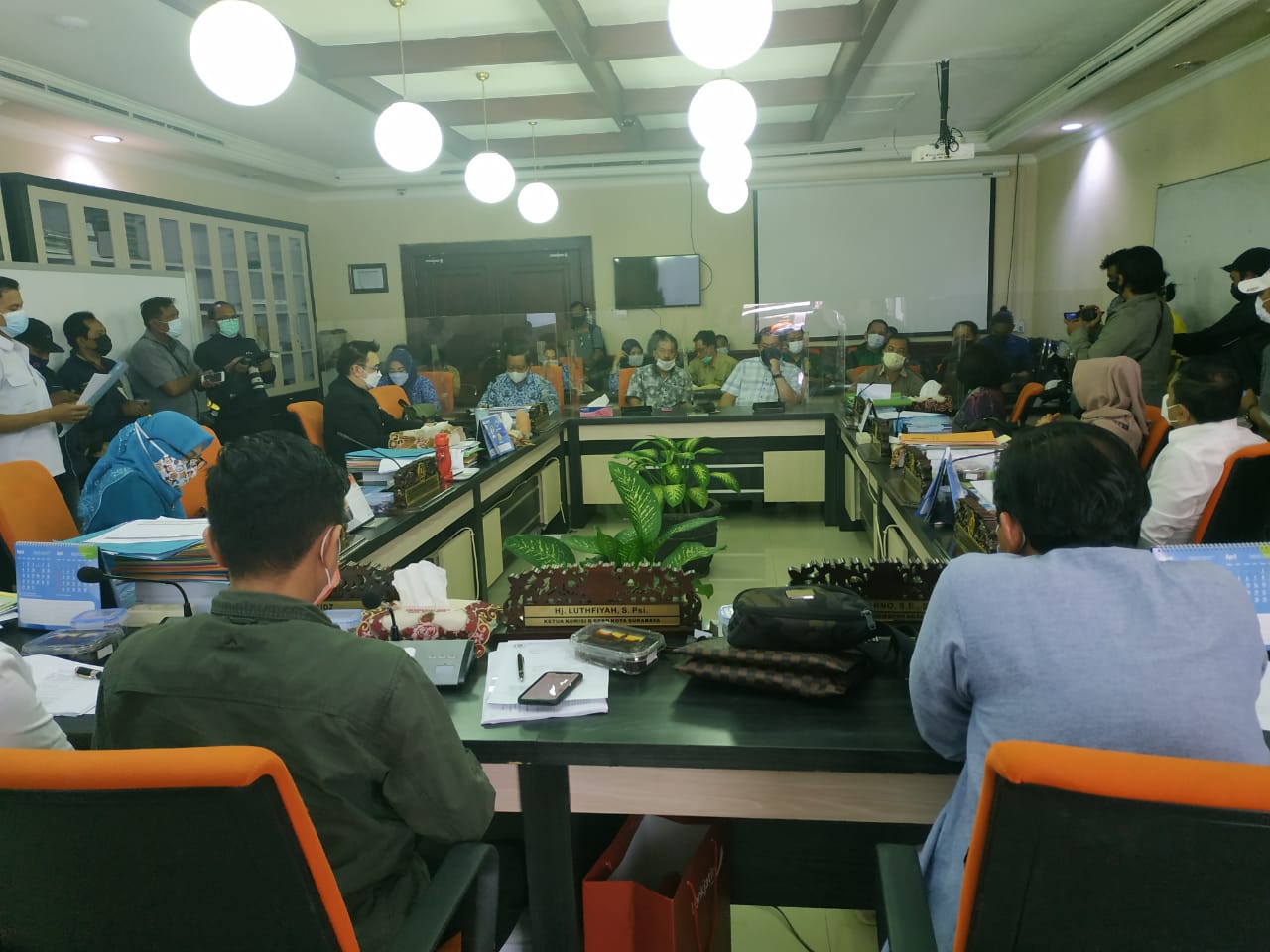 Suasana rapat panitia khusus (pansus) retribusi di ruang Komisi B DPRD Kota Surabaya.