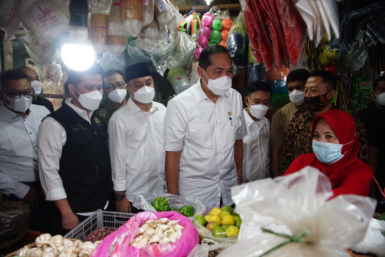 Wakil Gubernur Jawa Timur Emil Elistianto Dardak dan Wali Kota Surabaya Eri Cahyadi mendampingi Menteri Perdagangan (Mendag) Muhammad Lutfi mengunjungi Pasar Wonokromo, Selasa (20/4/2021)