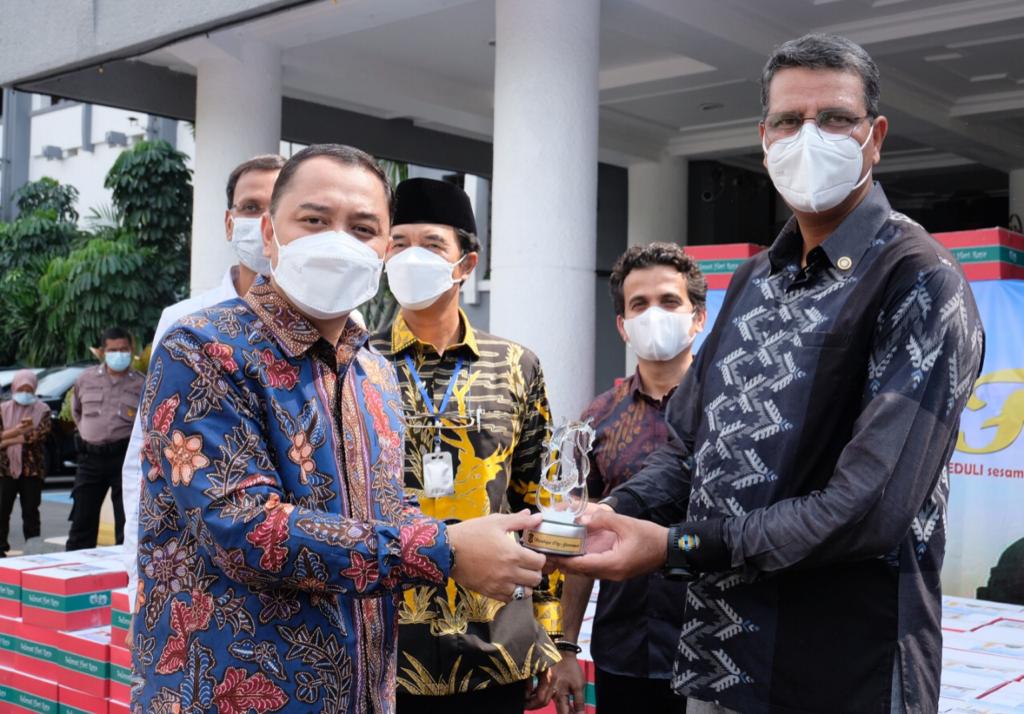 bantuan 700 paket sembako daru Yayasan Spins Interactional School dan Rotary Club Surabaya Central yang di berikan kepada Pemkot Surabaya, serta langsung diberikan kepada perwakilan seniman