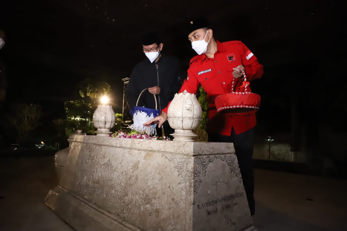 Wali Kota Surabaya, Eri Cahyadi saat doa bersama di makam Bung Karno