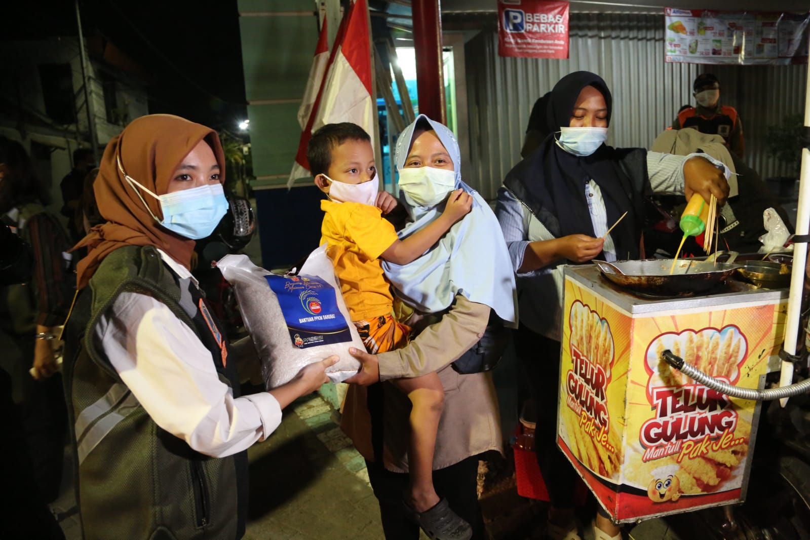 Foto: Rewalan Surabaya Memanggil bersama Polrestabes lakukan edukasi dan bagikam sembako