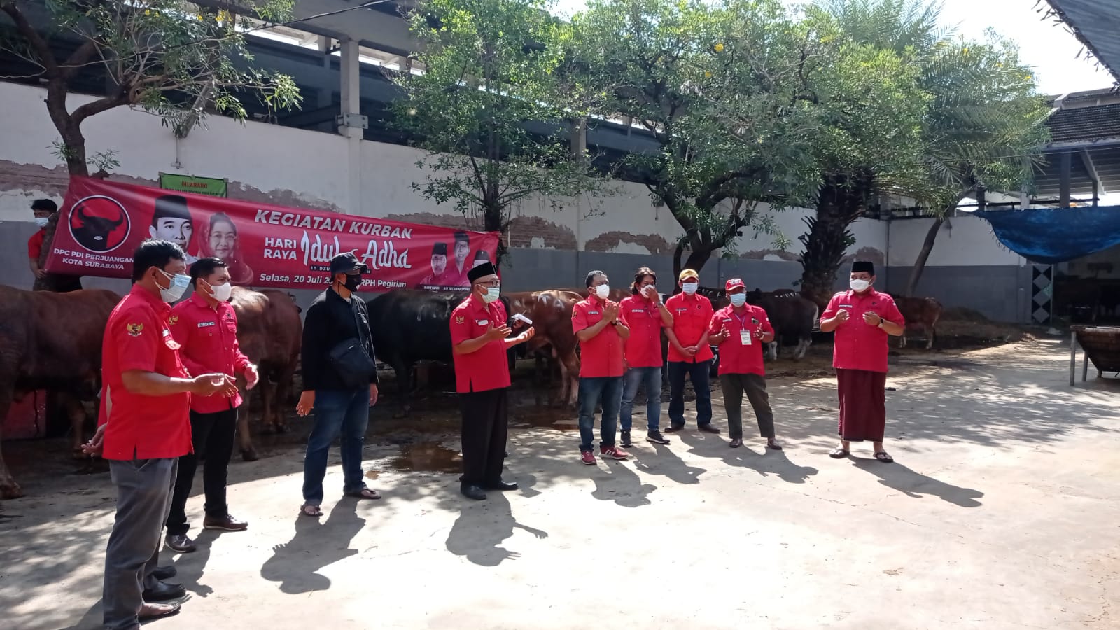 Partai Demokrasi Indonesia Perjuangan Kota Surabaya, saat berdoa sebelum menyembelih hewan kurban di RPH.