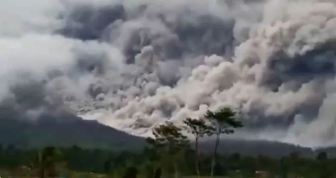 Gunung Semeru Meletus, Hujan Abu Vulkanik Terjadi di Lima Kecamatan