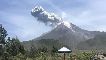 Gunung Merapi Kembali Muntahkan Material Panas Sejauh 1,5 KM