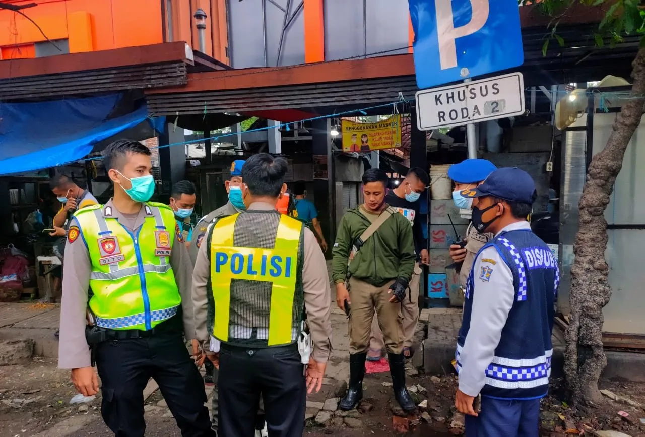 Dikira Razia, Anggota Satpol PP Surabaya Dikeroyok Anak Punk