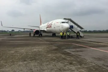 Pesawat Batik Air saat mendarat darurat di Bandara Adi Soemarmo, Boyolali Sabtu (30/1/2021) pagi. | Humas Bandara Adi Soemarmo.