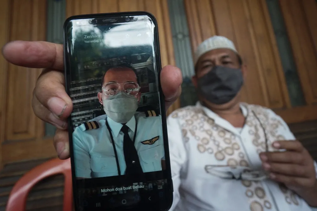 FOTO: Suasana Duka Rumah Co-Pilot asal Surabaya Fadly Satrianto