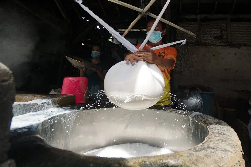FOTO: Harga Kedelai Melonjak Produksi Tahu di Surabaya Meroket