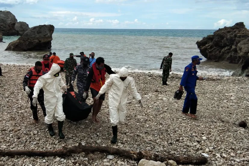 FOTO: Prajurit Lanal Pulau Rote Evakuasi Korban Laka Laut