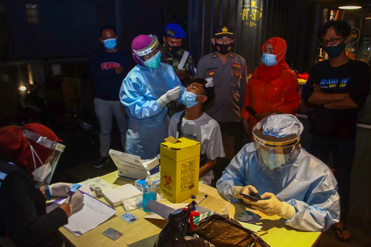 FOTO: Swab Gratis Untuk Pelanggar Prokes