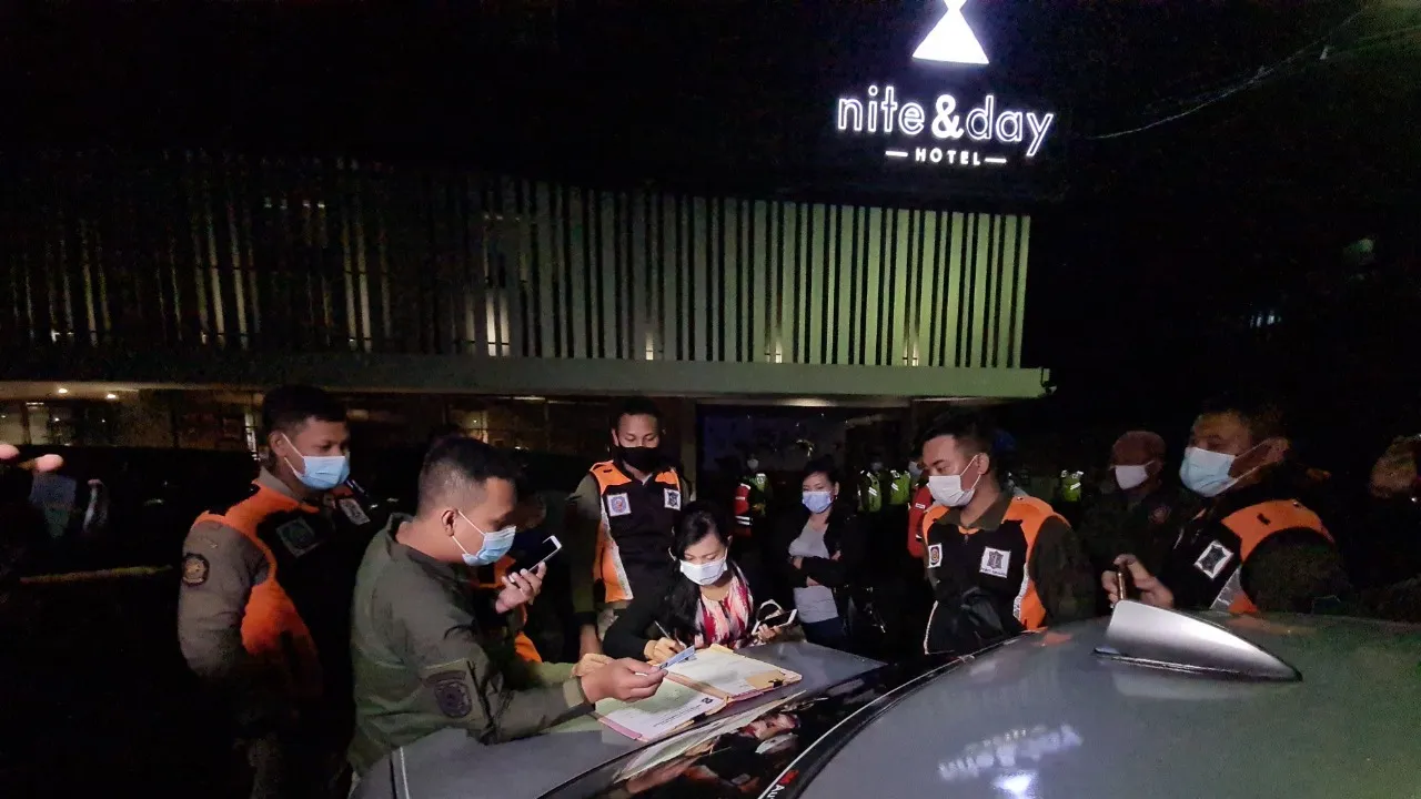 Buka diatas Jam 11 Malam, Diskotik di Surabaya Disegel Satgas PPKM