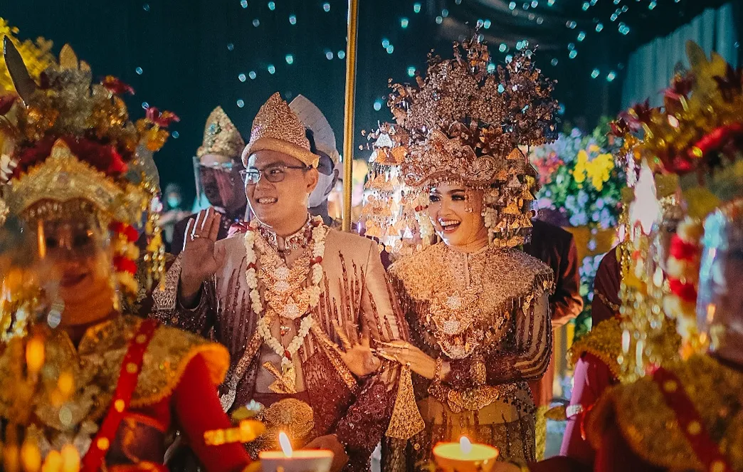 Resepsi Pernikahan Anggota DPRD , Kenakan Mahkota Kebanggan Wanita