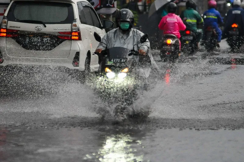 FOTO: Hujan Mengguyur Kota Surabaya