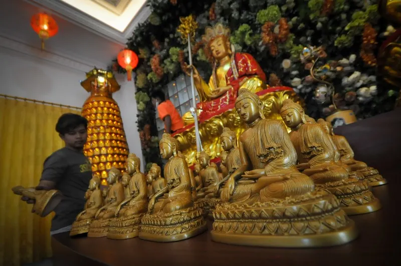 FOTO: Mandikan Patung Budha Jelang Tahun Baru Imlek