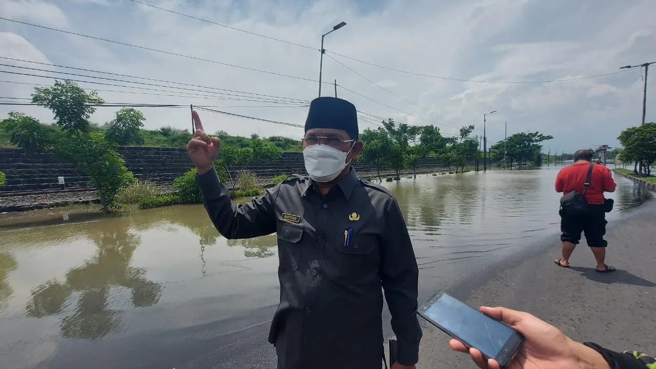 Pantau Banjir di Porong, Pj Bupati: Warga Buang Sampah Sembarangan