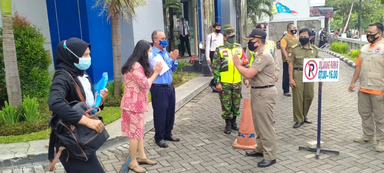 Satgas Covid-19 Bubarkan Kerumunan Massa di Bank BCA