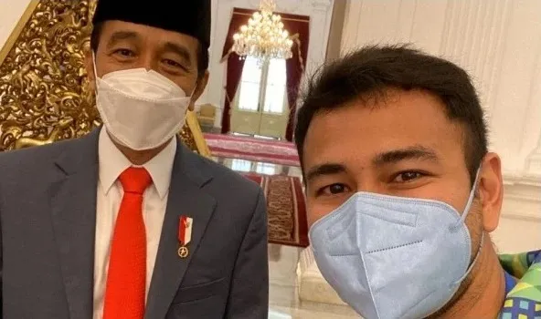 Selebriti kondang Raffi Ahmad tengah berpose bareng Presiden RI Joko Widodo seusai vaksinasi COVID-19 tahap ke-2 di Istana, Rabu (27/1/2021). | Instagram raffinagita1717