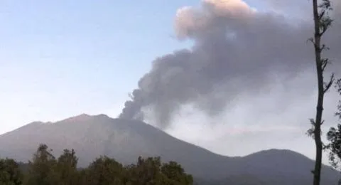 Gunung Raung Erupsi, Banyuwangi Dihujani Abu Vulkanik