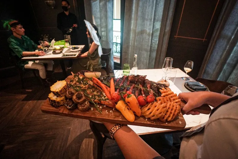 FOTO: Rayakan Valentine, Dinner di Hotel Berbintang di Surabaya